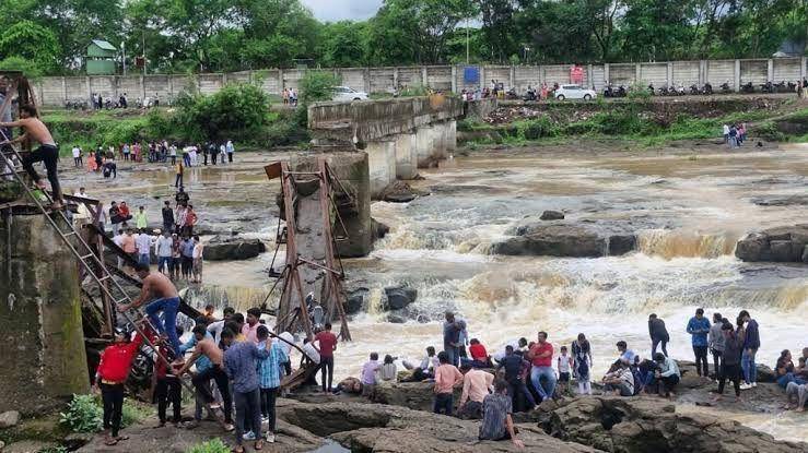 国际早报|以袭击致伊朗224人死亡；印度空难两个黑匣子已找到
