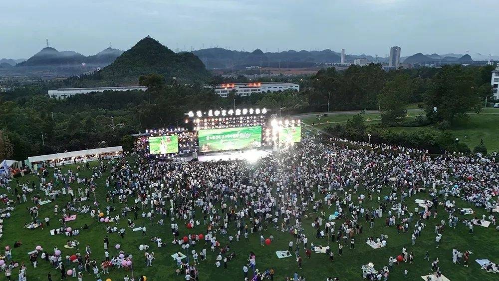 中国煤矿文工团“五一”假期唱“燃”黔西南山水