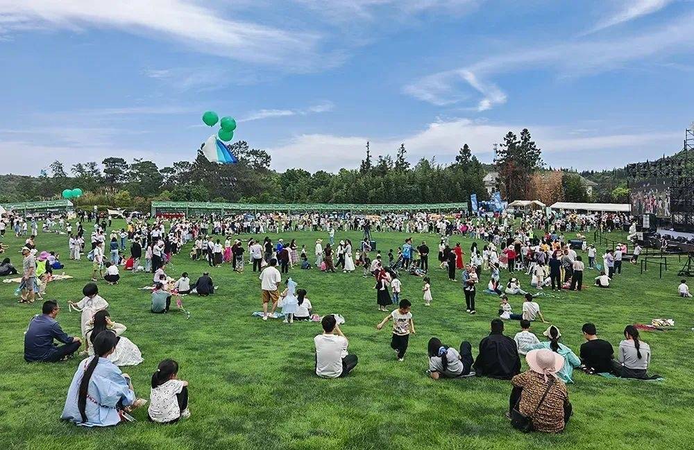 中国煤矿文工团“五一”假期唱“燃”黔西南山水