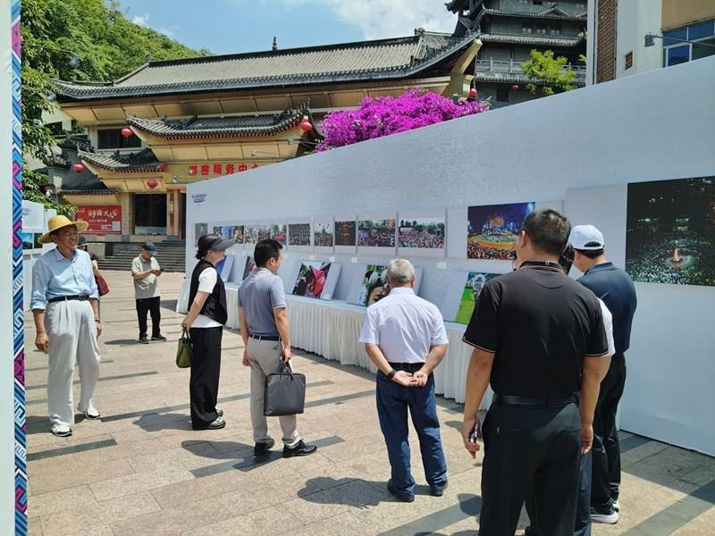 黔西南：齐心栽种石榴树 绽放民族团结花
