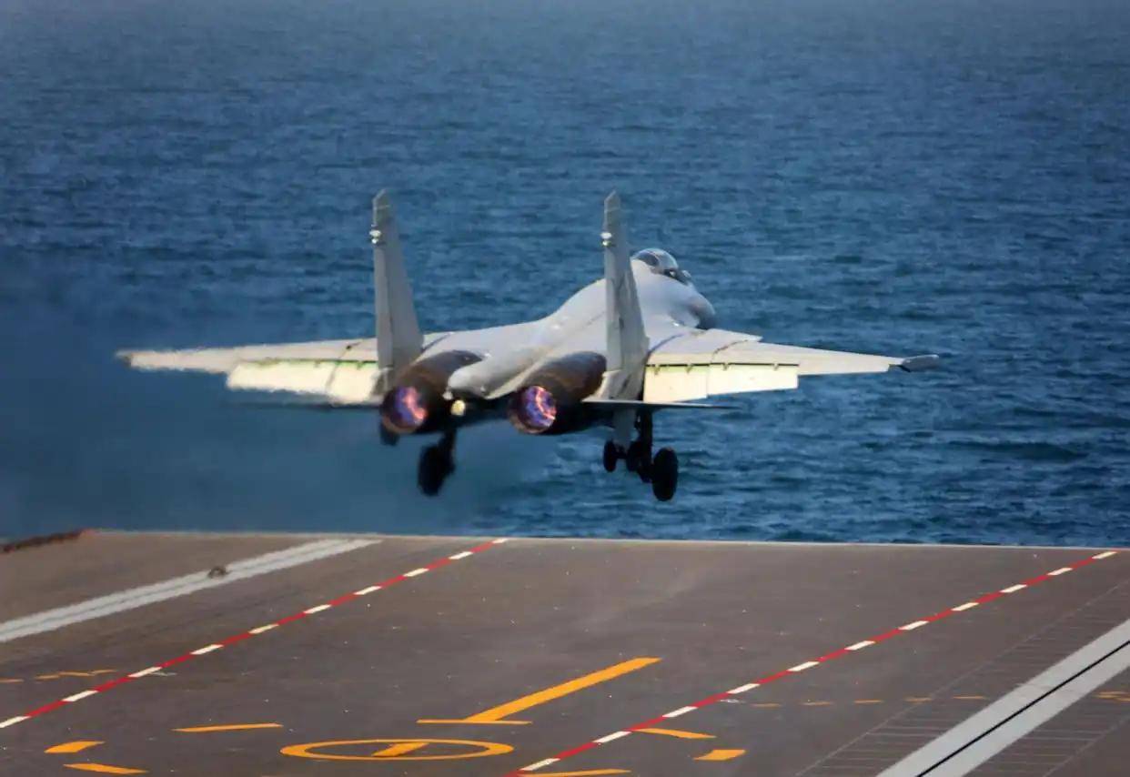 现场高清大图！一起感受舰载机弹射起飞“首秀”震撼瞬间