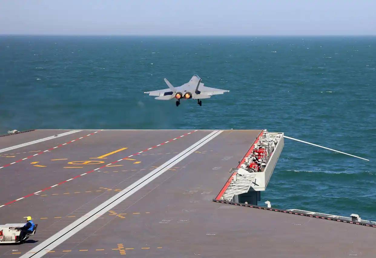 现场高清大图！一起感受舰载机弹射起飞“首秀”震撼瞬间