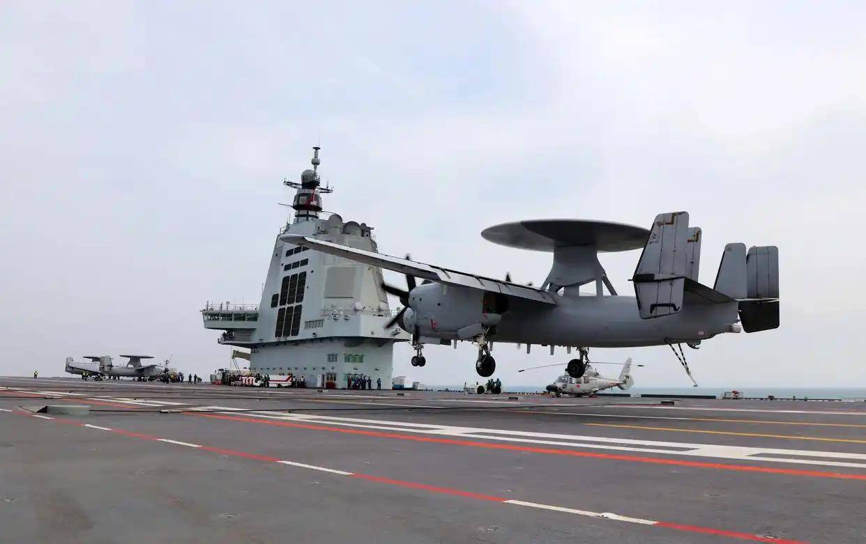 现场高清大图！一起感受舰载机弹射起飞“首秀”震撼瞬间